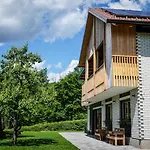 Hisa Na Hribu- A Peaceful Hilltop Escape Above River Kolpa Apartment *