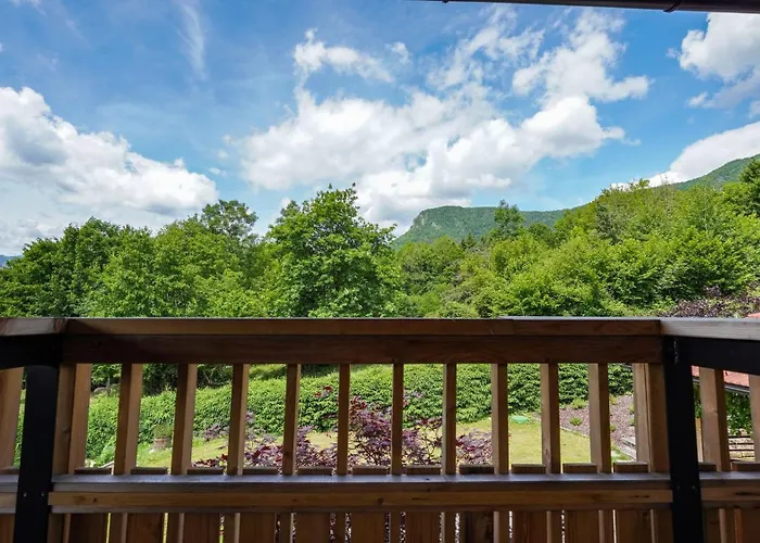 Hisa Na Hribu- A Peaceful Hilltop Escape Above River Kolpa شقة