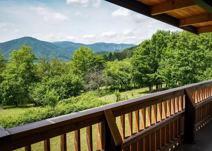 Hisa Na Hribu- A Peaceful Hilltop Escape Above River Kolpa شقة