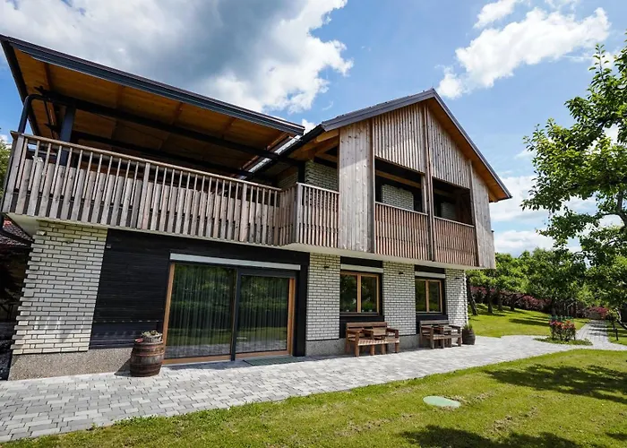 شقة Hisa Na Hribu- A Peaceful Hilltop Escape Above River Kolpa *