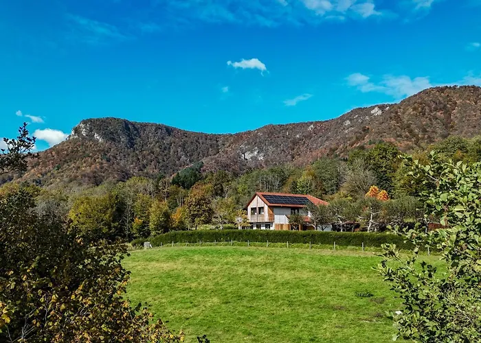 Hisa Na Hribu- A Peaceful Hilltop Escape Above River Kolpa شقة